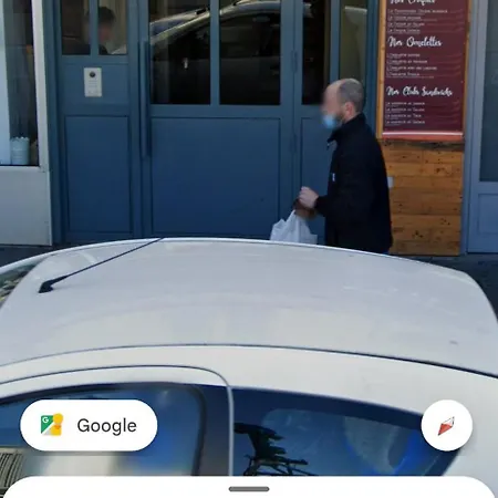Au Pied De La Gare Et De Les Transports *